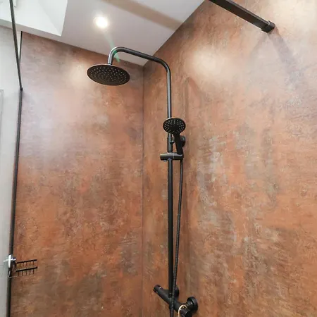 The Old Jet Workshop 휫비