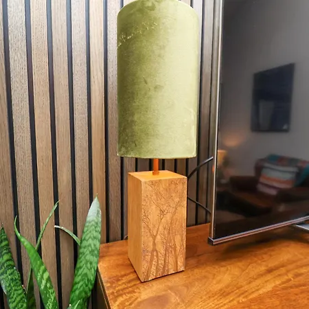 The Old Jet Workshop * וויטבי